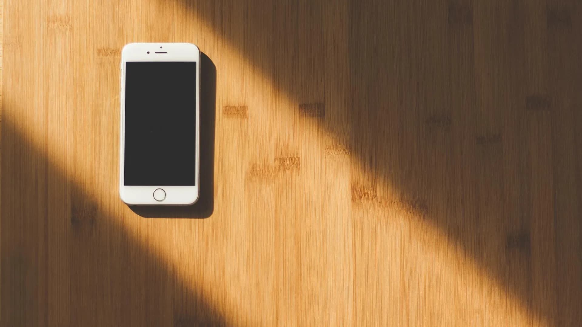 Smartphone mit angebrachter Hydrogel-Folie