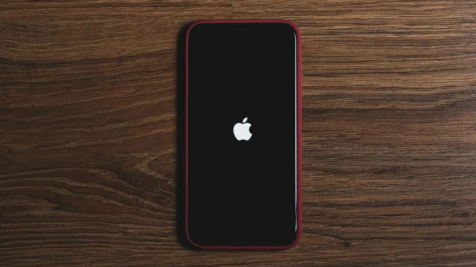 Smartphone in Reparatur mit Hydrogel-Folie