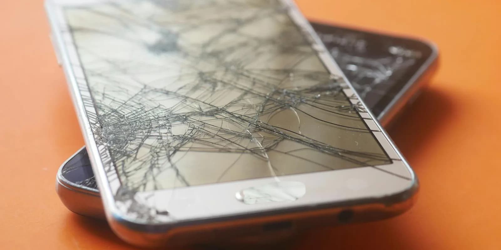 Zerbrochener Smartphone-Bildschirm — Vergleich Panzerglas vs. Hydrogel
